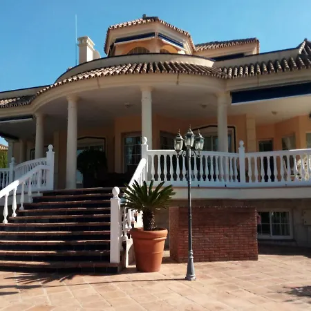 Spacious 700m2 Villa, Golfers Paradise. *