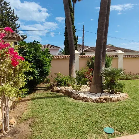 Spacious 700m2 Villa, Golfers Paradise.
