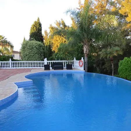 Villa Spacious 700m2 Villa, Golfers Paradise. *
