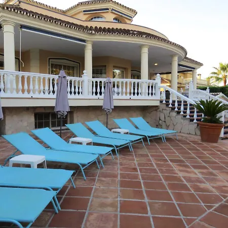 Spacious 700m2 Villa, Golfers Paradise. *