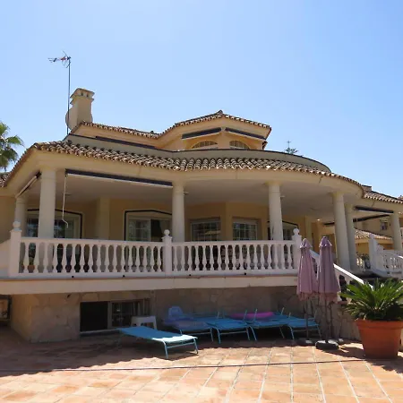 Spacious 700m2 Villa, Golfers Paradise. Villa *